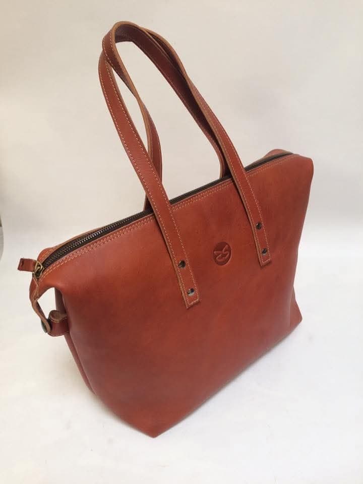 Bolso tote en cuero curtido vegetalmente, color miel, recién terminado